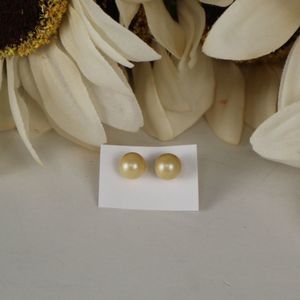 Minimalistic Chic Creamy Off-White Faux Pearl Stud Earring